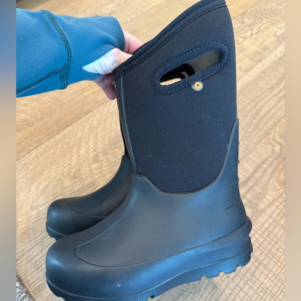 Size 1 BOGS neo classic winter boot.